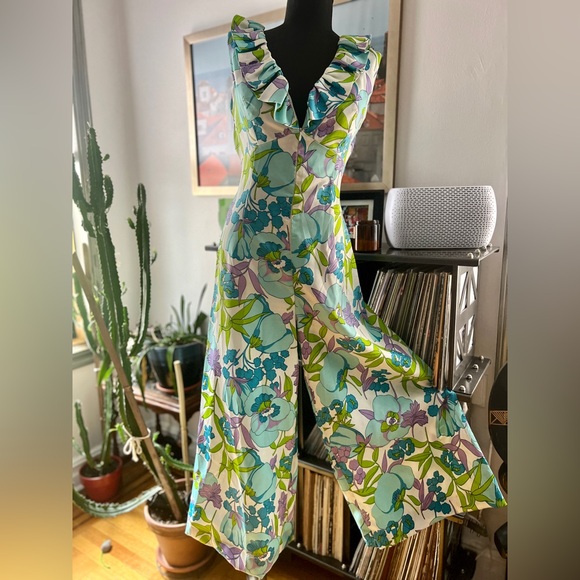 Pants - 60s/70s jumpsuit with ruffled contoured neckline and full frontal zipper sz M/L